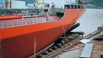 創(chuàng)新技術顯威力 鏟車助推8200噸散貨船“遠景發(fā)展”號氣囊上排下水圓滿成功